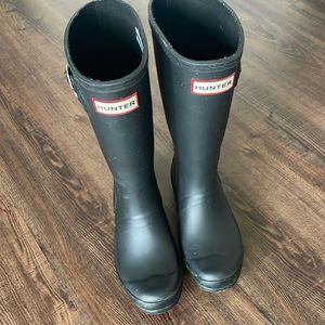 Youth kids size 1 black Hunter boots. EU size 32